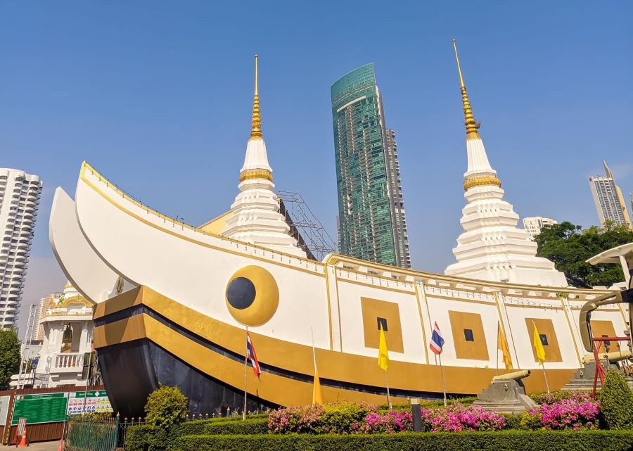 Giữa lòng Bangkok sôi động, náo nhiệt, bạn sẽ tìm thấy một ốc đảo bình yên mang tên Wat Yannawa