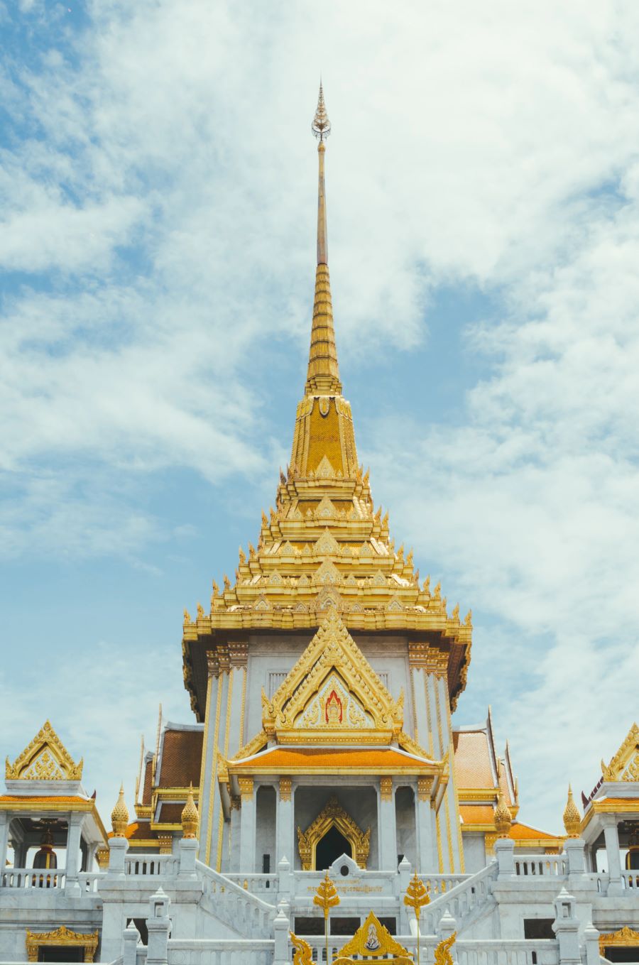 Wat Traimit tọa lạc tại khu phố Tàu sầm uất của Bangkok