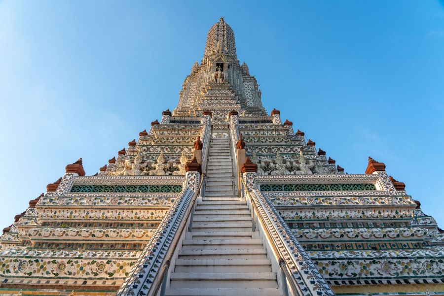 Chùa Wat Arun là một trong những biểu tượng rực rỡ nhất của thủ đô Bangkok