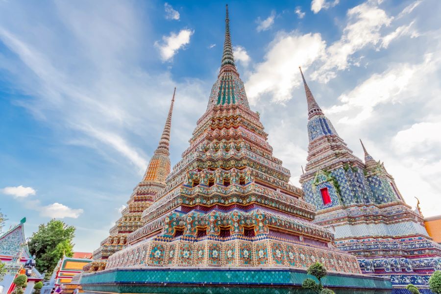 Bước vào Wat Pho, chắc hẳn bạn sẽ choáng ngợp trước kích thước khổng lồ của tượng Phật nằm
