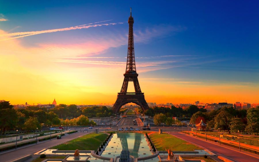 Tọa lạc tại Paris, tháp Eiffel là một trong những điểm đến nổi tiếng tại Pháp