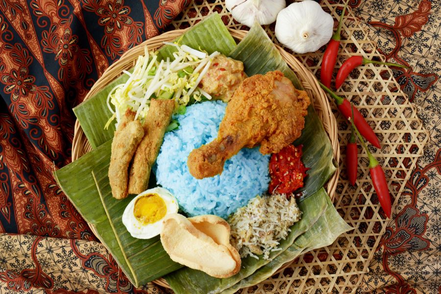 Nasi Kerabu - món cơm có màu xanh đẹp mắt tại Malaysia