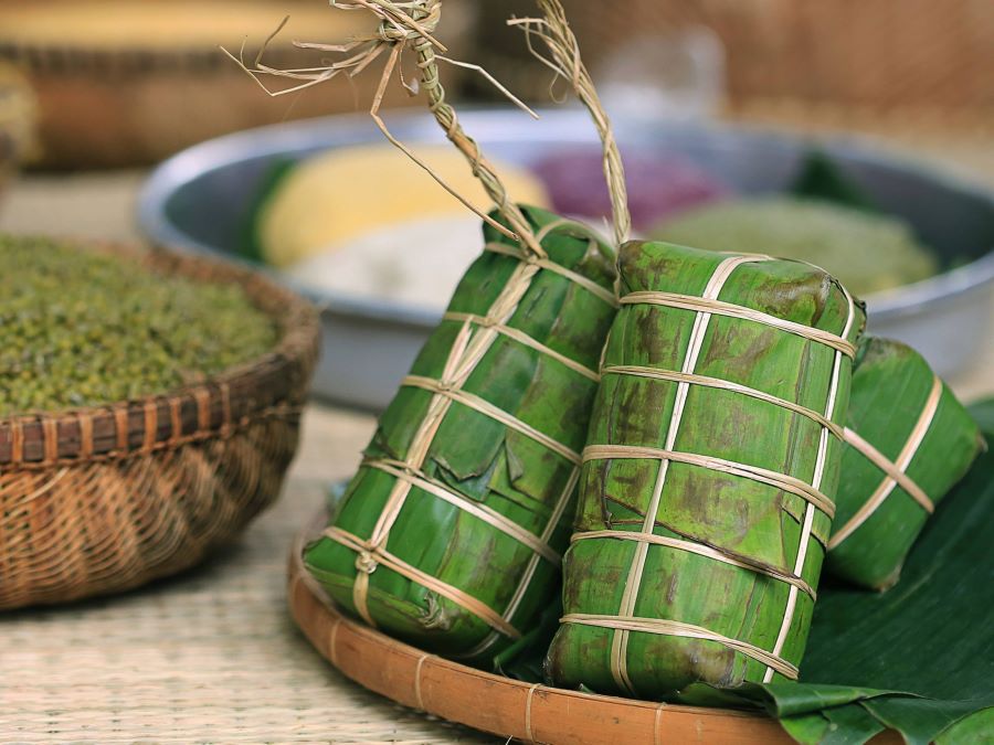 Người miền Trung sử dụng bánh tét hay còn gọi là bánh đòn vào ngày Tết