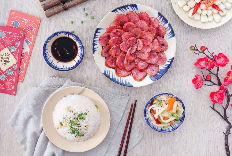 Lạp xưởng Tết mang sắc đỏ, rộn ràng xuân sang