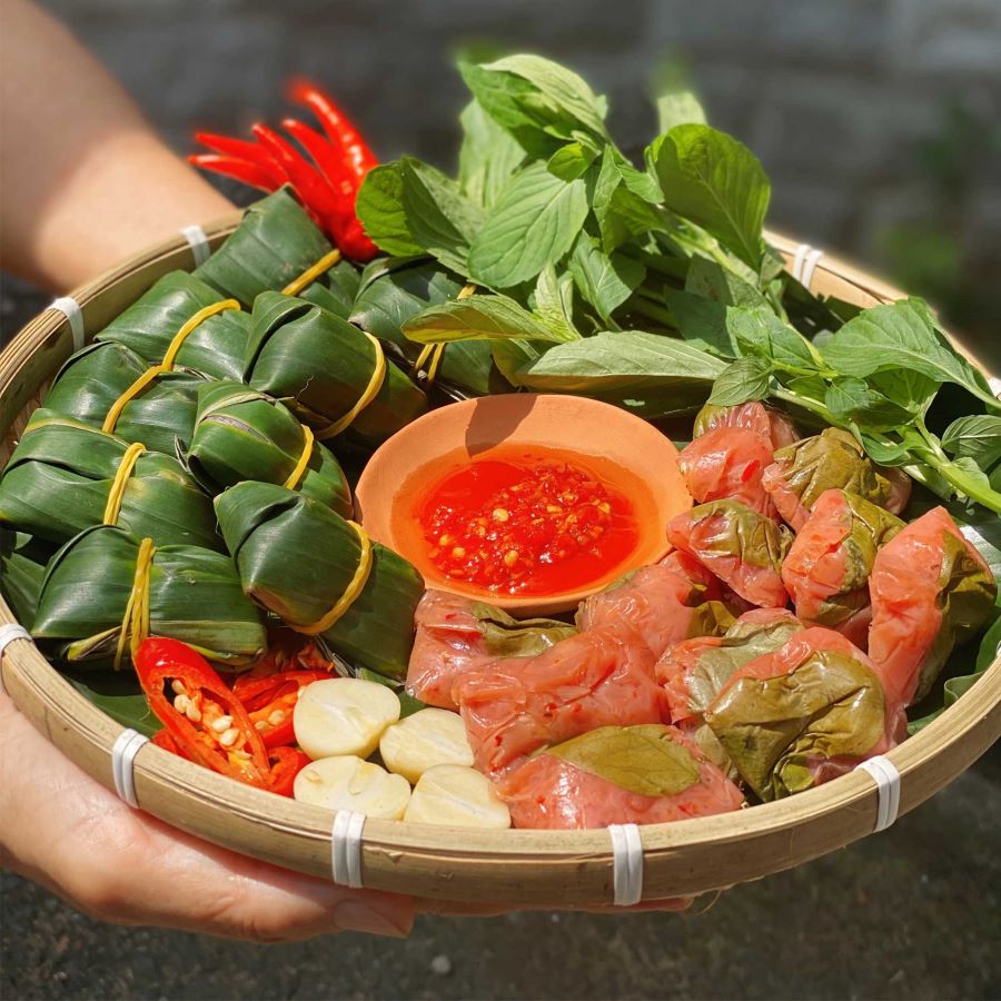 Nem chua nổi tiếng là món ăn truyền thống của những người con miền Trung