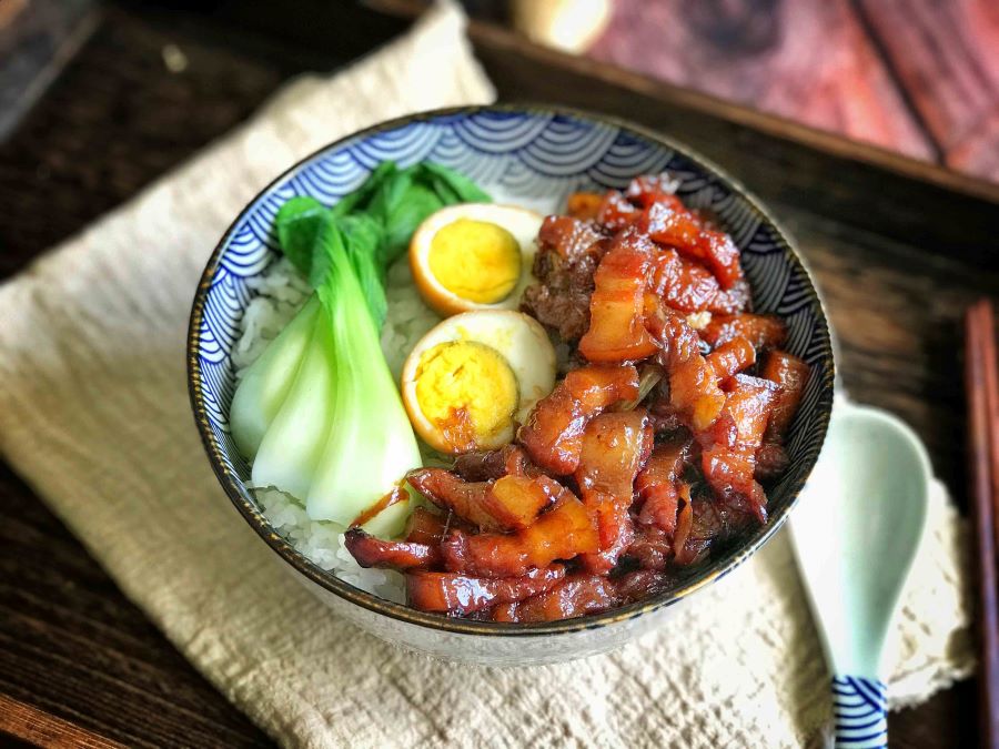 Cơm thịt heo cũng là một trong những món ăn trứ danh được người địa phương yêu thích