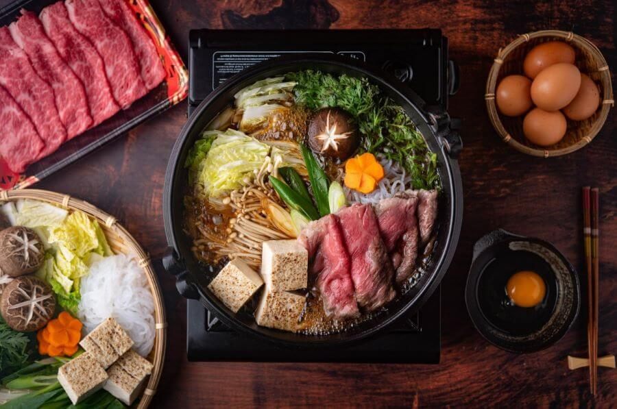 Lẩu Sukiyaki là một món ăn nóng hổi, được chế biến trong một chiếc nồi lớn đặt trên bếp