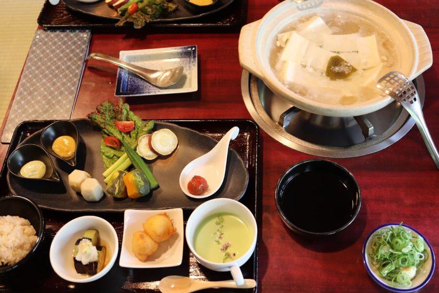 Lẩu Yudofu, hay còn gọi là đậu phụ luộc, là một món ăn truyền thống của Nhật Bản