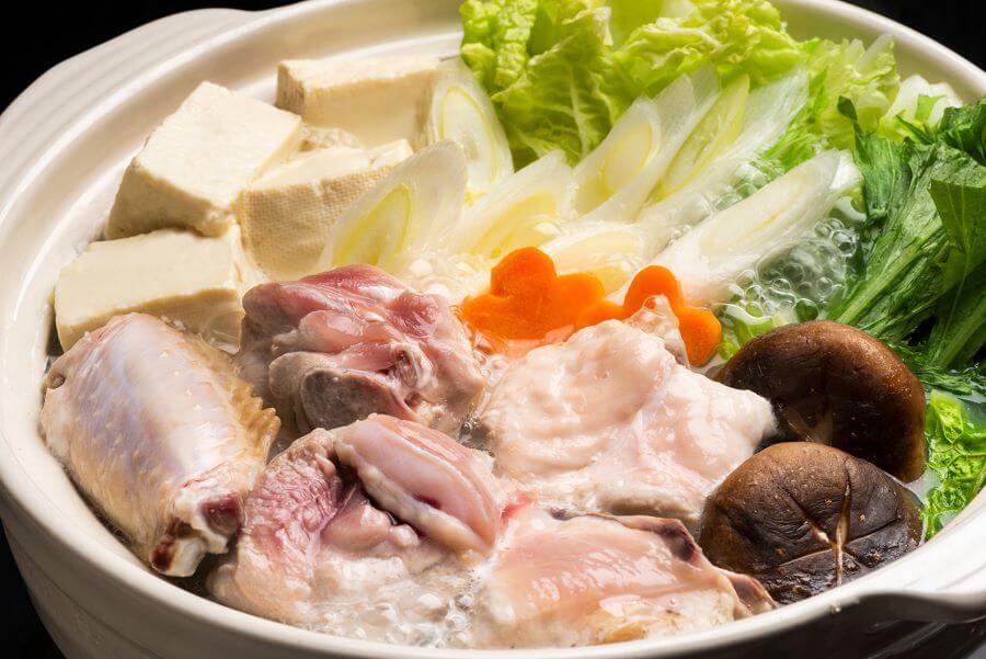 Lẩu Mizutaki được biết đến với hương vị thanh ngọt, dịu nhẹ và cách trình bày đẹp mắt