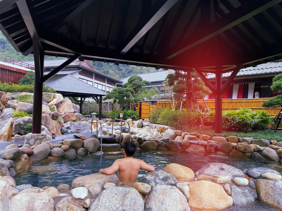 Sẽ thật thiếu sót nếu bạn bỏ qua việc tắm suối nước nóng Onsen vào những ngày đầu năm mới