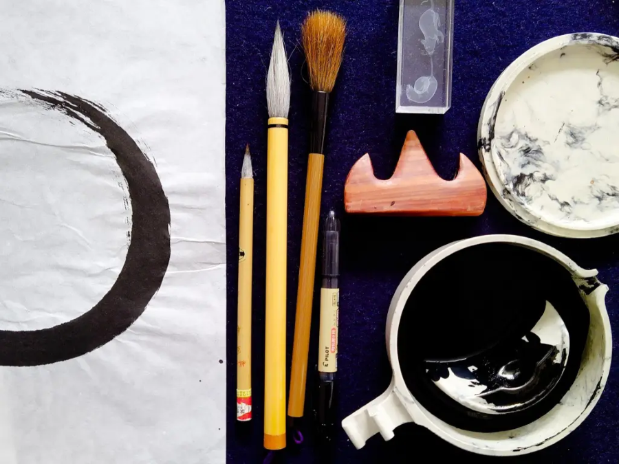 Với những nét bút uyển chuyển trên giấy trắng đã tạo ra các tác phẩm độc đáo, mang đậm dấu ấn văn hóa riêng biệt