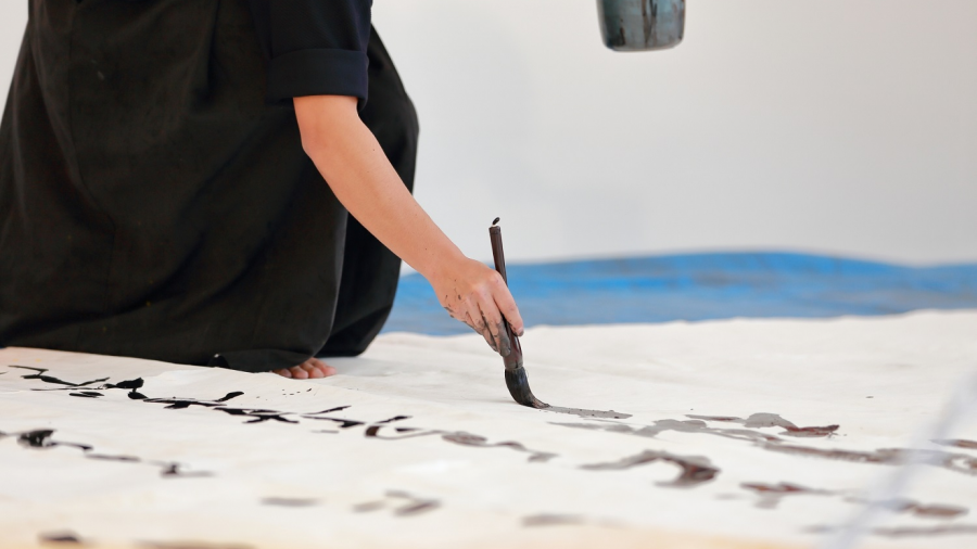 Tư thế ngồi đúng sẽ giúp cơ thể bạn thư giãn, tập trung và điều khiển bút lông một cách chính xác