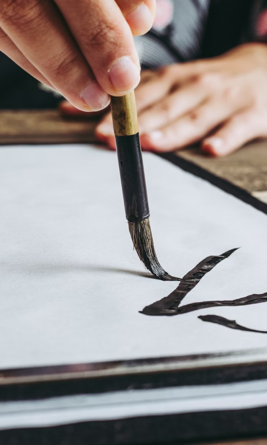 Cầm bút trong thư pháp Nhật Bản không chỉ là nắm chặt cây bút mà nó là một nghệ thuật đòi hỏi sự tinh tế và khéo léo