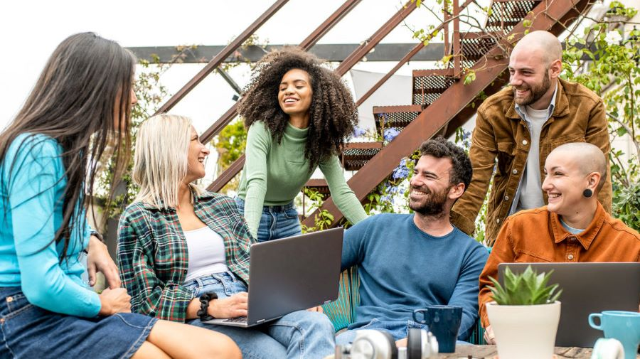 Khi giao tiếp, mọi người luôn giữ thái độ khiêm nhường và lịch thiệp