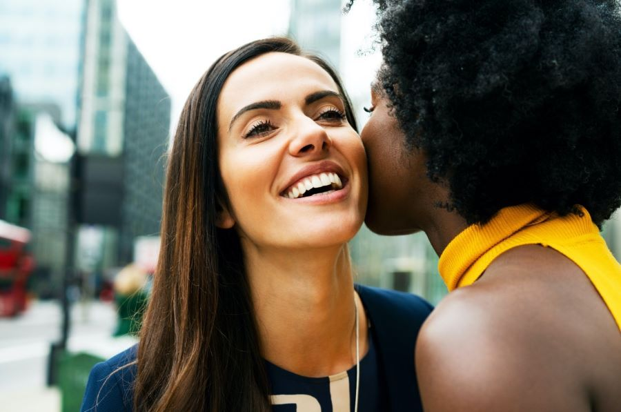 Đối với mối quan hệ thân thiết, họ có thể hôn nhẹ vào má để thể hiện sự chào hỏi