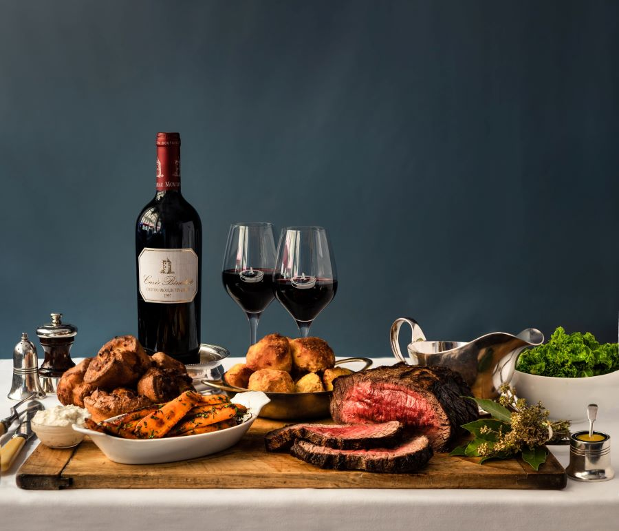 Cuối tuần là dịp để các gia đình tổ chức bữa tiệc nho nhỏ và thưởng thức các món ngon truyền thống