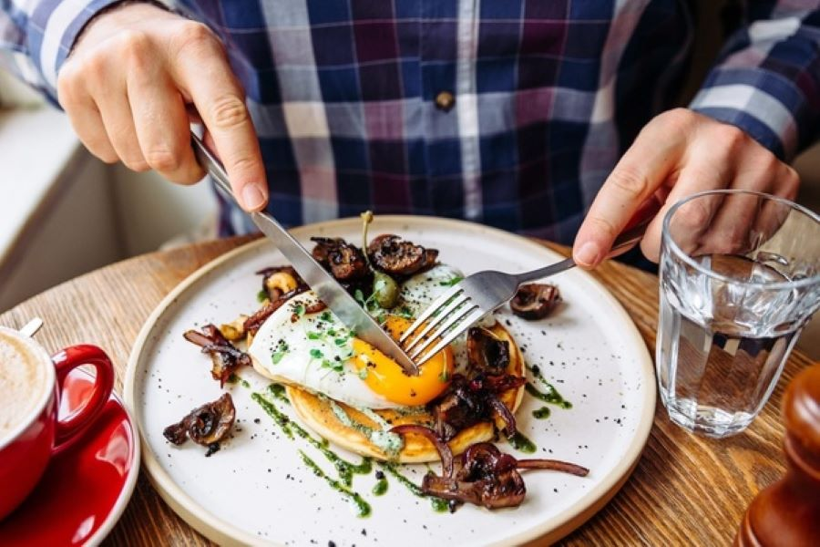 Du khách nên lưu ý cách dùng dao nĩa khi trải nghiệm ẩm thực tại Anh Quốc