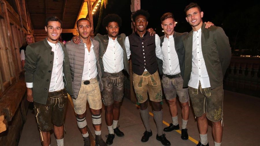 Lederhosen là trang phục truyền thống nổi tiếng của nam giới Đức