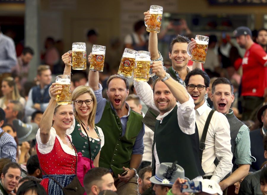 Tại Đức còn có Lễ hội bia Oktoberfest nổi tiếng diễn ra vào tháng 10 hằng năm