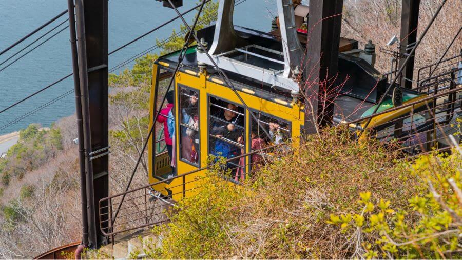 Ngồi cáp treo núi Kachikachi để ngắm núi Phú Sĩ quả là một trải nghiệm không thể bỏ qua khi đi du lịch Nhật Bản