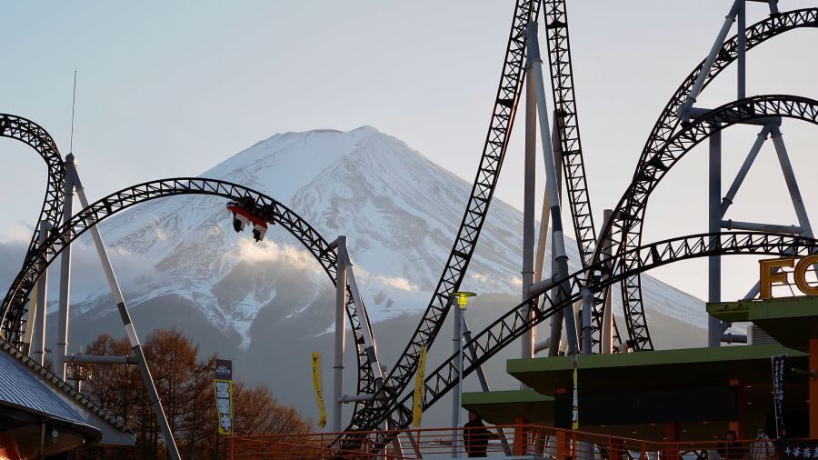 Điểm nhấn của Fuji-Q Highland chính là những tàu lượn siêu tốc với kỷ lục về độ cao, tốc độ và độ dốc