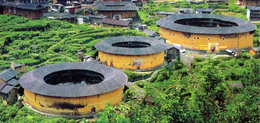 Được xây dựng với mục đích chống lại các yếu tố ngoại xâm nên Thổ Lâu được thiết kế được kỳ kiên cố