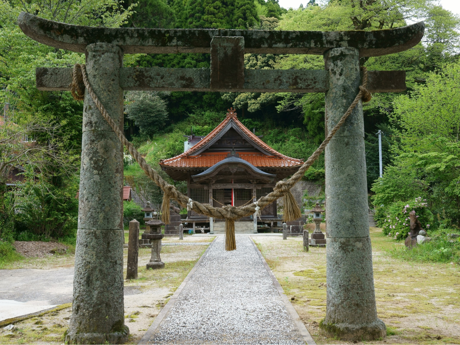 Shimenawa thường được treo ở trước cửa nhà, đền thờ, hoặc các địa điểm linh thiêng khác của người Nhật