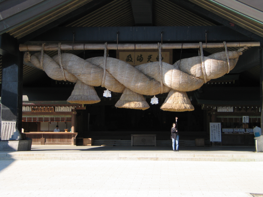 Tục lệ treo Shimenawa là một phần không thể thiếu trong văn hóa truyền thống của người Nhật