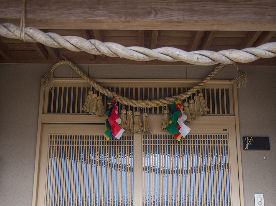 Shimenawa mang ý nghĩa sâu sắc về sự phân cách giữa thế giới con người và thế giới thần linh