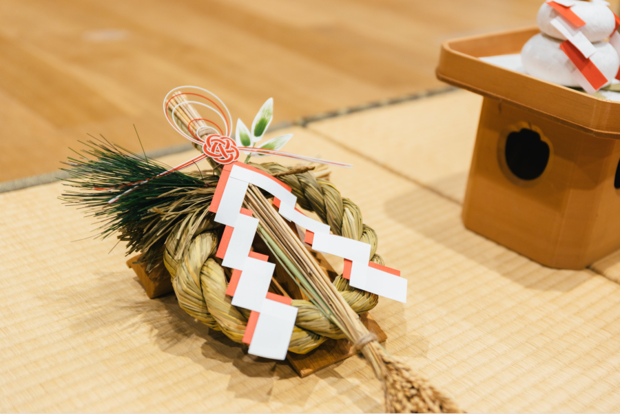 Shimenawa còn mang ý nghĩa xua đuổi tà ma, mang lại may mắn và bình an