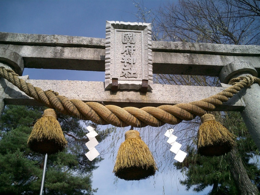 Shimenawa là một sợi dây thừng xoắn đặc biệt được làm từ rơm, thường được treo ở các địa điểm linh thiêng trong Thần đạo Nhật Bản