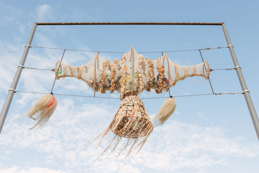 Shimenawa còn được trang trí thêm các phụ kiện như lá thông, quả cam hay các vật tượng trưng khác để tăng thêm ý nghĩa và vẻ đẹp