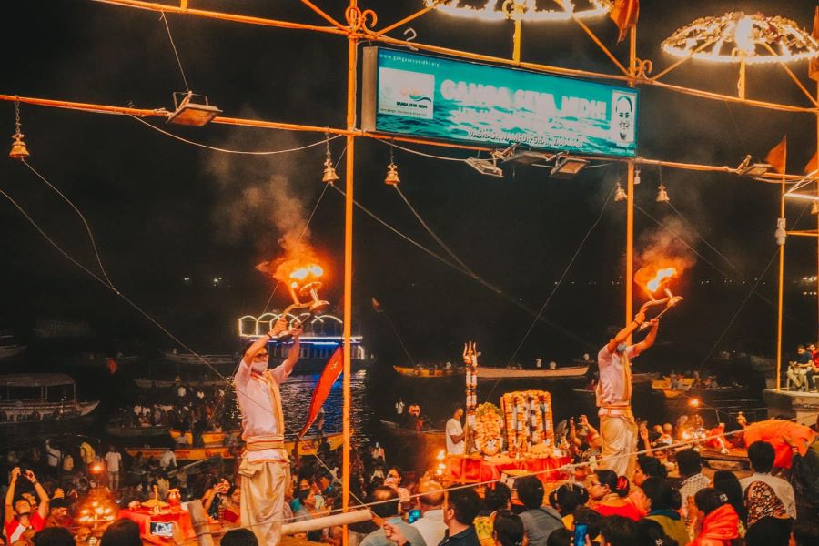 Lễ thủy táng, hỏa táng người đã mất ở sông Hằng