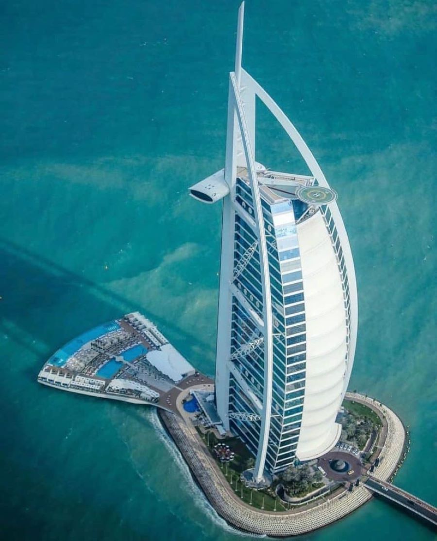 Khách sạn 7 sao Burj Al Arab có lối kiến trúc vô cùng độc đáo và đặc biệt