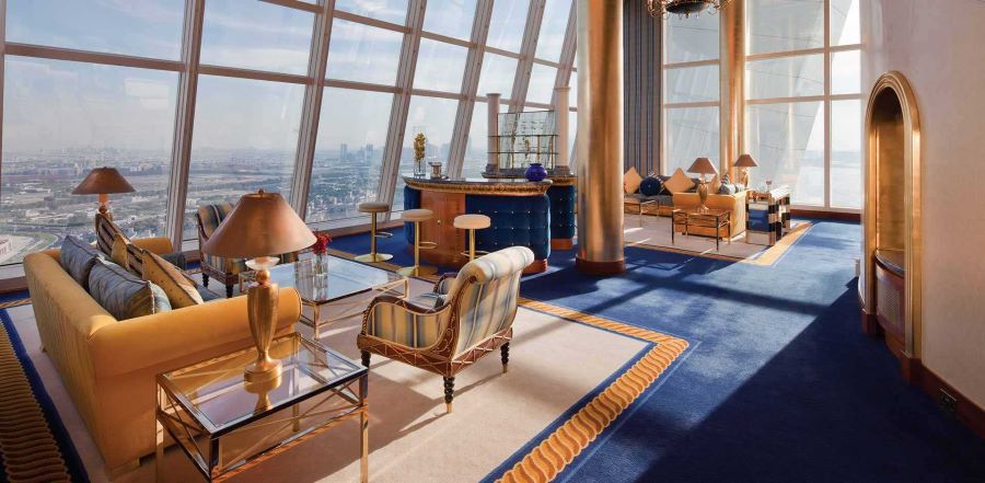 Bước vào bên trong Burj Al Arab, bạn sẽ choáng ngợp bởi sự sang trọng và đẳng cấp đến từng chi tiết