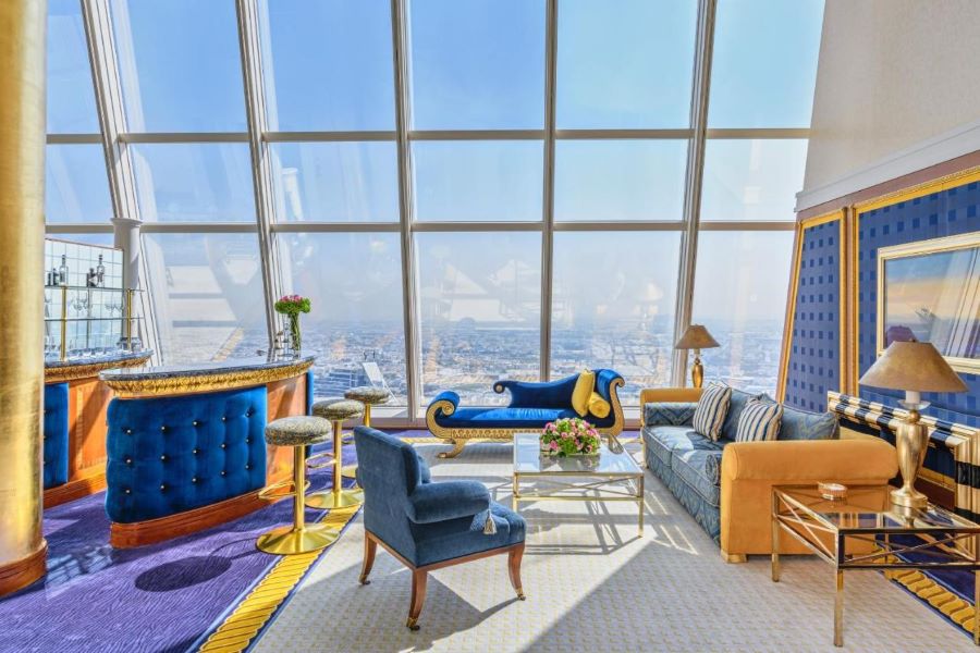 Burj Al Arab có 202 phòng suite, mỗi phòng đều được thiết kế theo phong cách riêng, mang đến trải nghiệm độc đáo và đẳng cấp
