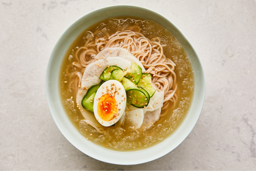 Naengmyeon là một món đặc sản nổi tiếng, đặc biệt được yêu thích vào mùa hè