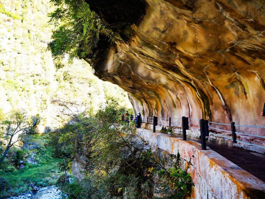 Thám hiểm hang động Kurobe là một trải nghiệm không thể bỏ qua khi đến với thành phố Toyama