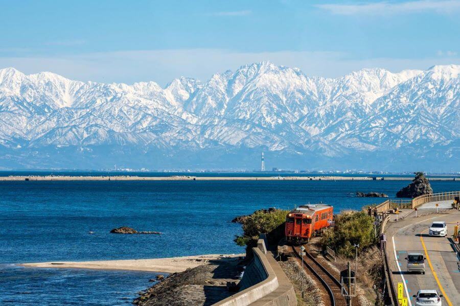 Với cát trắng mịn màng trải dài và làn nước biển trong xanh, bãi biển Himi thu hút đông đảo du khách đến thư giãn