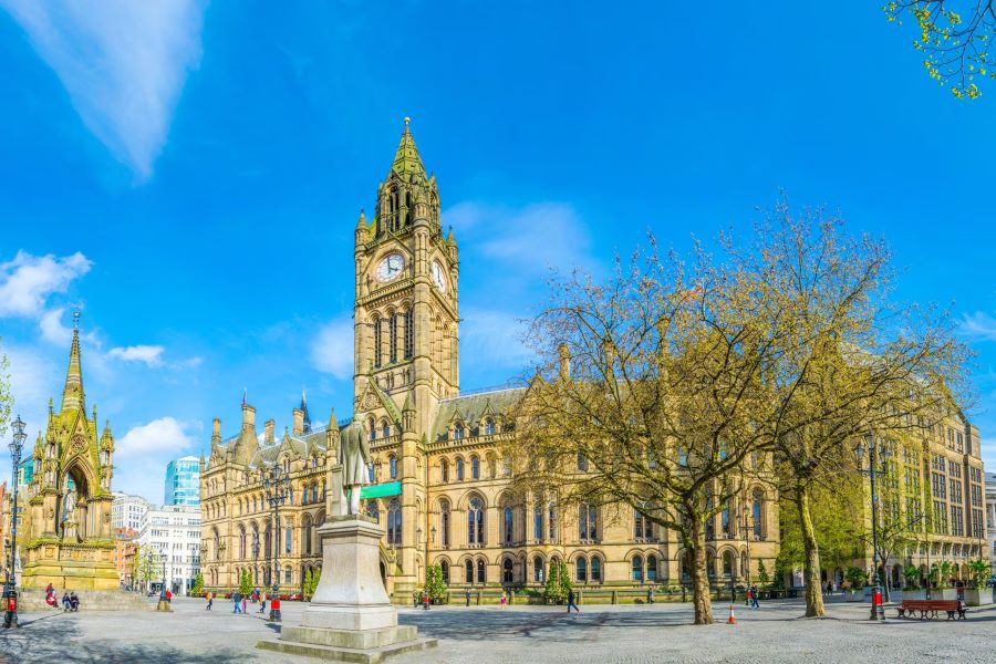 Quảng trường Albert tọa lạc ngay khu vực trung tâm của thành phố Manchester