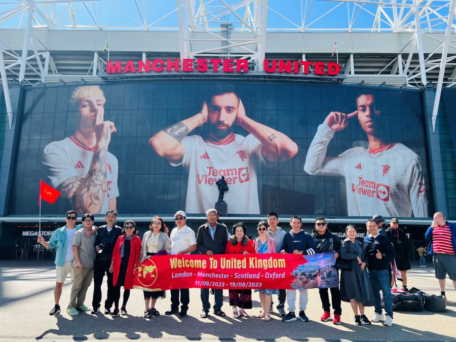 Đoàn khách Top Ten Travel tham quan và chụp ảnh tại Sân vận động Old Trafford 