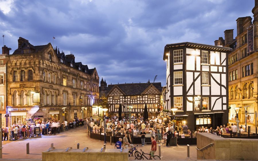Nhịp sống hiện đại và náo nhiệt cả ngày lẫn đêm tại Manchester 