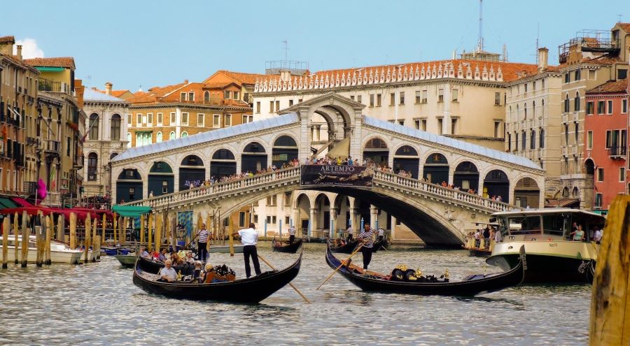 Cầu Rialto là một trong những địa điểm check-in nổi tiếng tại thành phố Venice