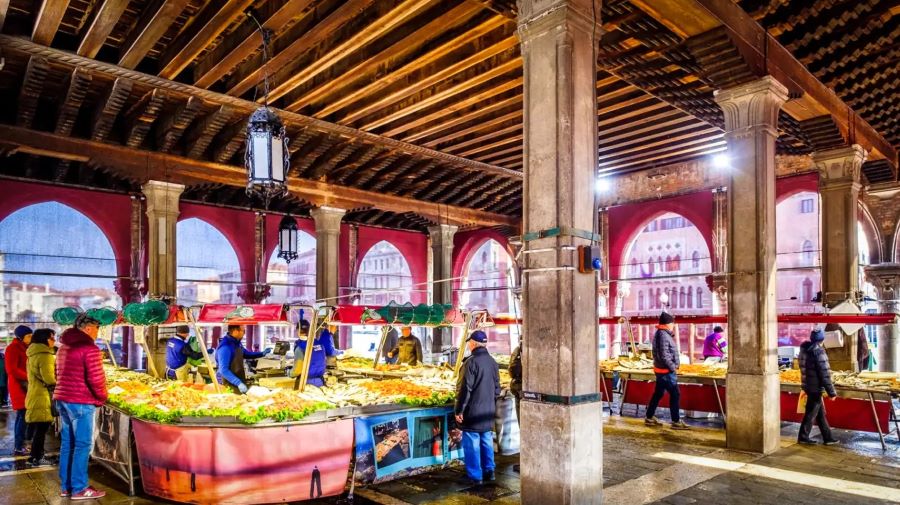 Chợ Rialto với bầu không khí nhộn nhịp và đông đúc dường như quanh năm