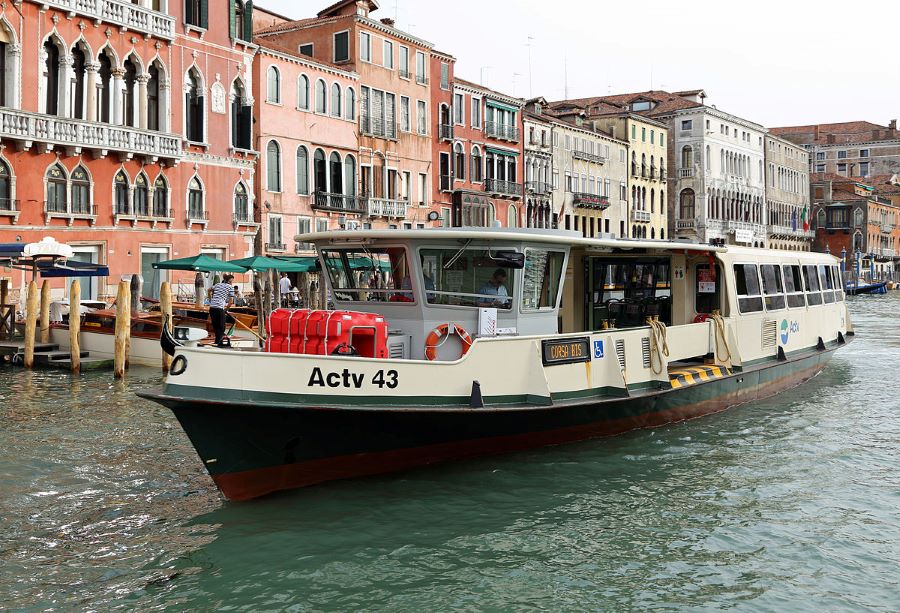 Xe bus nước - loại hình giao thông được mọi người sử dụng phổ biến tại Venice