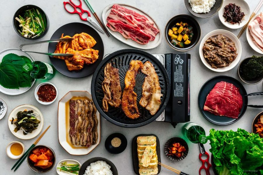 Samgyeopsal thường được người Hàn ăn kèm với các loại rau tươi sống