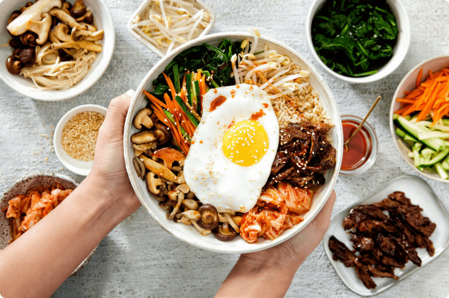 Cơm trộn của người Hàn kết hợp nhiều loại rau củ tươi ngon và đẹp mắt