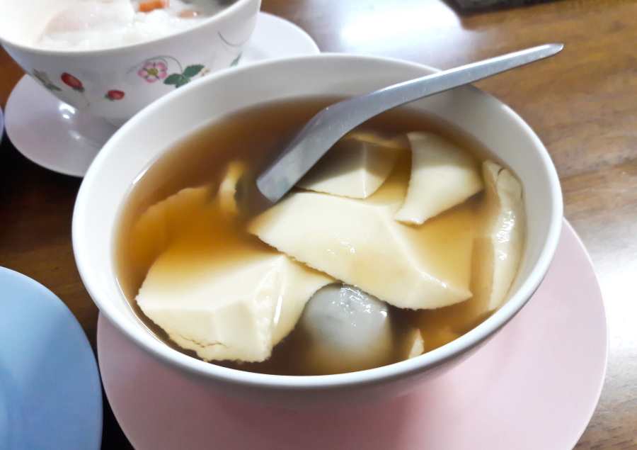 Món ăn là sự kết hợp hài hòa giữa vị ngọt thanh của đậu nành và sự đa dạng của các loại topping