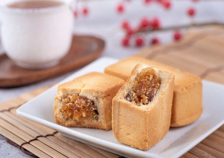 Một chiếc bánh dừa thơm ngon với phần vỏ bánh mềm mịn, thơm lừng và nhân bánh dứa ngọt ngào 