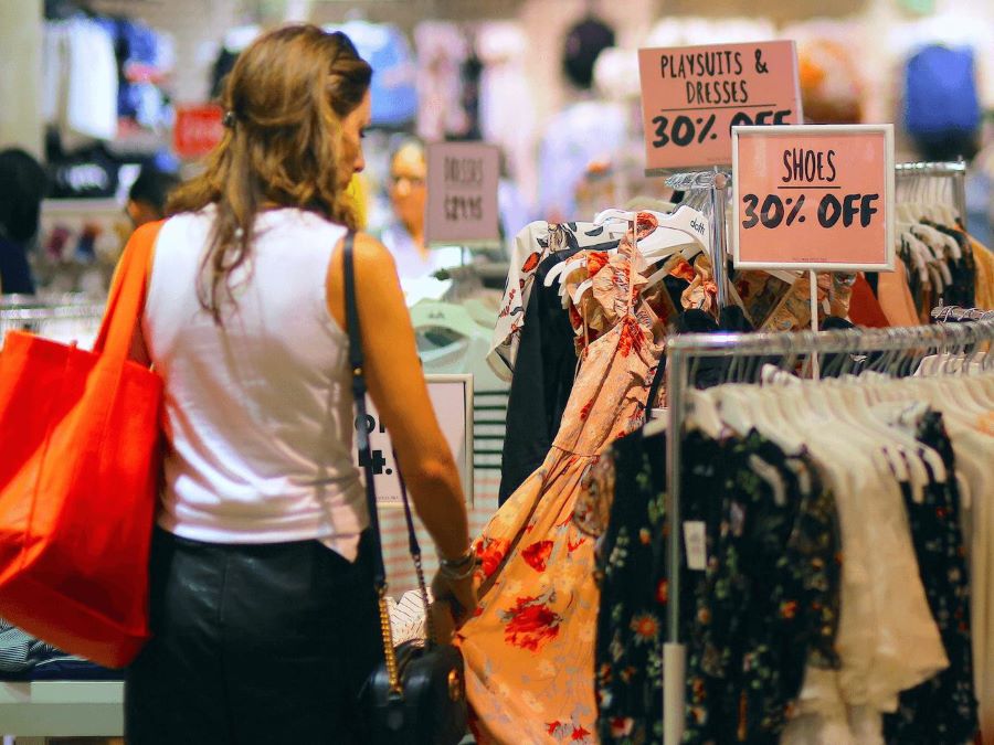 New York có rất nhiều khu outlet với các thương hiệu nổi tiếng như Nike, Adidas,...